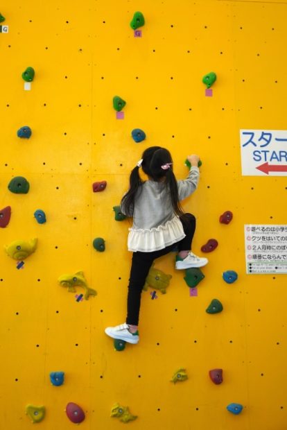 「9歳の壁」を登る女の子